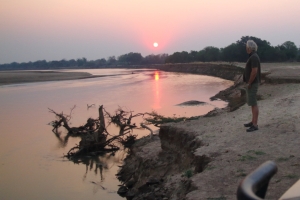 Africa Wildlife Safaris - ondergaande zon bij Luangwa river